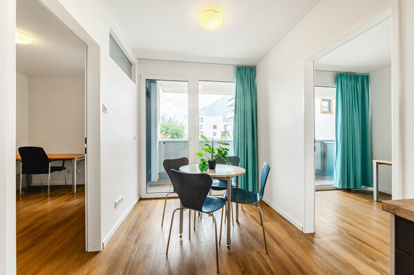 In der Mitte befindet sich ein gut beleuchteter Raum mit einem Tisch und Stühlen. Links und rechts befindet sich jeweils ein Zimmer. | © HOK