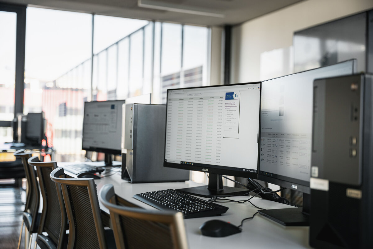Arbeitsplätze mit Monitoren und Finanzdaten im Finance Lab der HOK.
