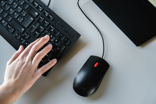 Hand tippt auf eine Computertastatur im Finance Lab der HOK.