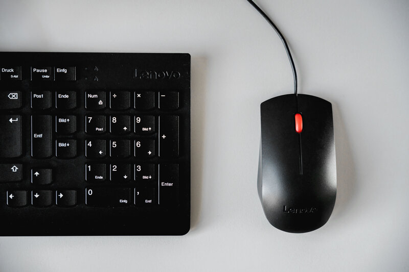 Ein Tisch mit Computermaus und Tastatur