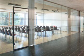 Seminarraum mit Glasfront an der HOK