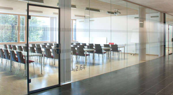 Seminarraum mit Glasfront an der HOK
