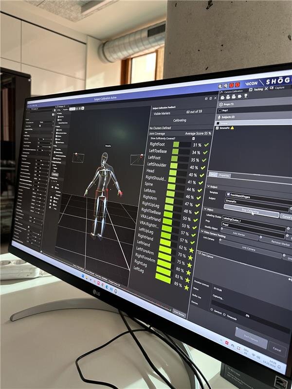 	Bildschirm mit Vicon Shogun Software zeigt 3D-Skelett-Kalibrierung und Marker-Tracking-Daten im MoCap-Lab der HOK