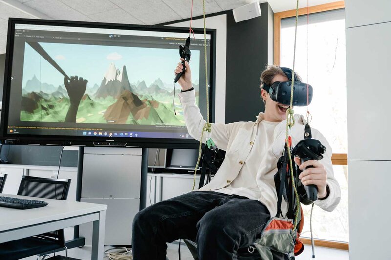 Student erlebt virtuelle Paragliding-Simulation mit VR-Brille im Web Lab der HOK.