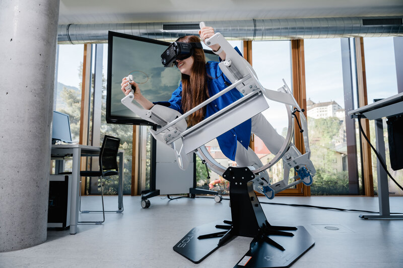 Studentin erlebt virtuelle Realität mit Flugsimulator im Web Lab der HOK.