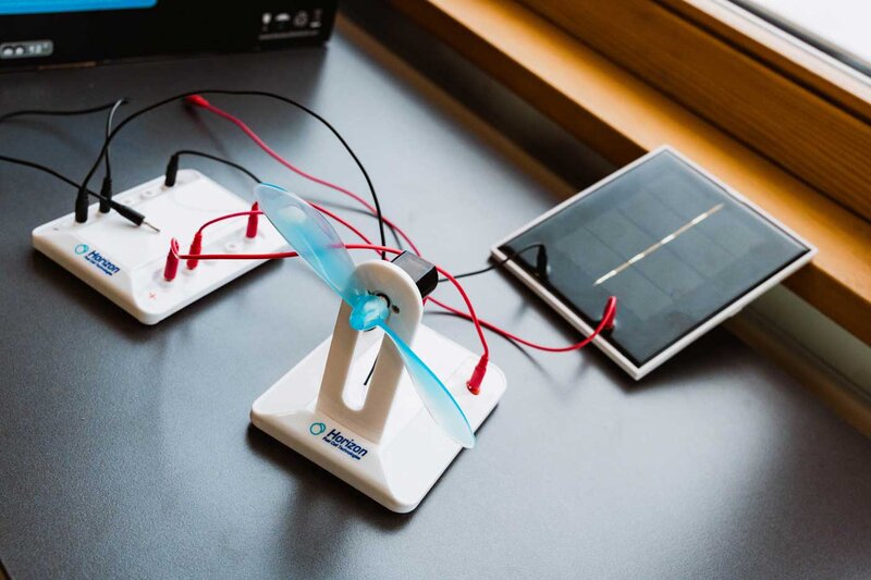 Miniatur-Windrad und Solarpanel zur Simulation von erneuerbarer Energie im Sustain & Estate Lab der HOK.