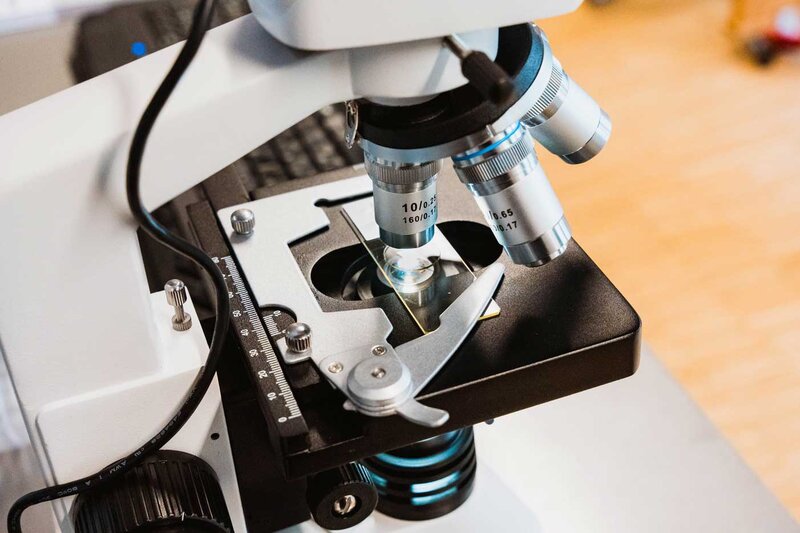 Mikroskop im Sustain & Estate Lab der HOK für die Analyse von Baustoffen und Umweltproben.