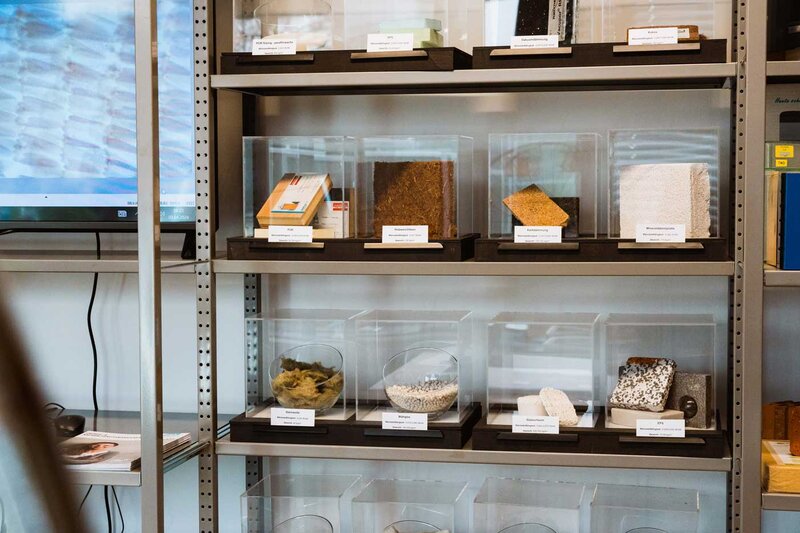 Sammlung nachhaltiger Dämm- und Baustoffe im Sustain & Estate Lab der HOK, sortiert nach Materialtypen.