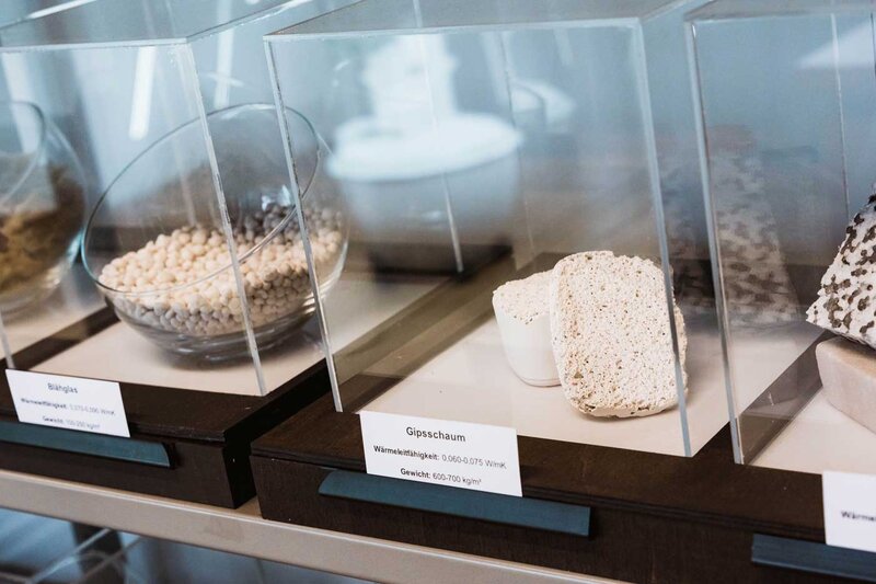 Ausstellung nachhaltiger Dämmmaterialien wie Gipschaum und Blähglas im Sustain & Estate Lab der HOK.