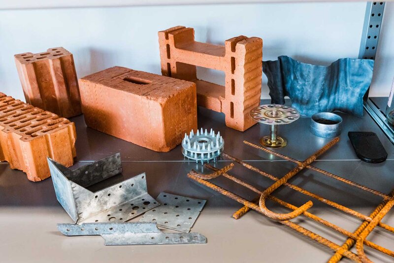 Verschiedene Baumaterialien wie Ziegel, Stahl und Dämmkomponenten im Sustain & Estate Lab der HOK.