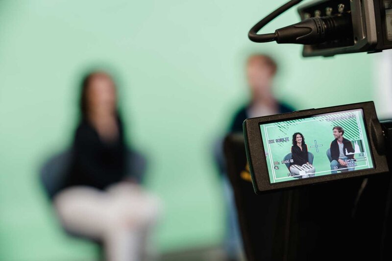 Aufnahme durch Kameradisplay zeigt zwei Studierende bei einem Interview im Media Lab der HOK.