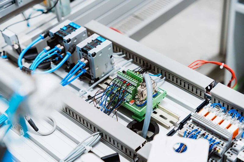 Eine Nahaufnahme von der Verkabelung und Elektronik einer Maschine im Automation Lab.