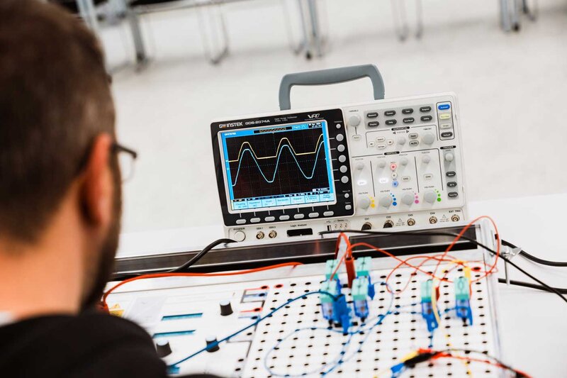 Oszilloskop zeigt elektrische Signale einer Schaltung im Labor der HOK.