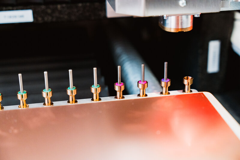 Detailaufnahme mehrerer Werkzeugspitzen an einer CNC-Schneidmaschine im Makers Lab der HOK.