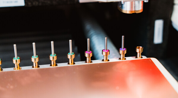 Detailaufnahme mehrerer Werkzeugspitzen an einer CNC-Schneidmaschine im Makers Lab der HOK.