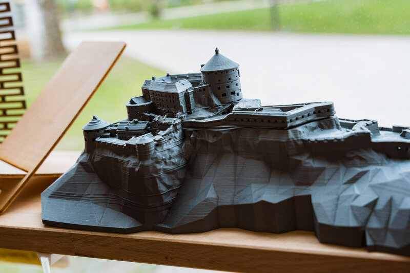 Präzises 3D-Druckmodell der Festung Kufstein aus grauem Kunststoff, hergestellt im Makers Lab der HOK.