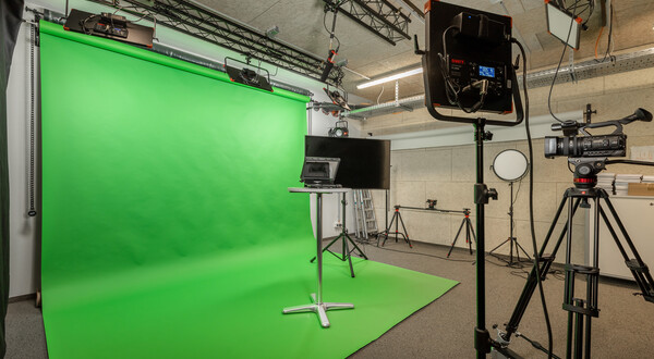 Kamera-Setup und Beleuchtung im Greenscreen-Studio des Media Lab der HOK für Film- und Streamingprojekte.