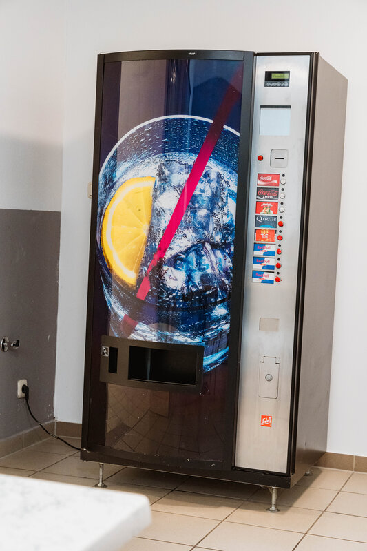 Ein Getränkeautomat steht bündig zur Wand im Aufenthaltsraum der International Student Residence der HOK.