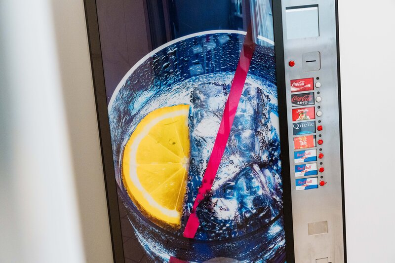 Ein Getränkeautomat mit verschiedenen Auswahlmöglichkeiten.