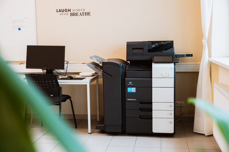 Ein Gemeinschaftsdrucker steht neben einem Computer in der International Student Residence der HOK.
