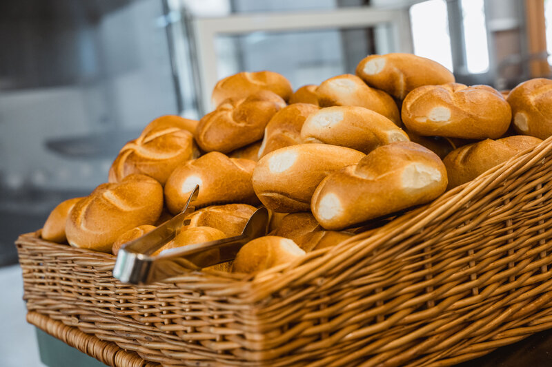 Korb mit frischen Semmeln in der Mensa der HOK