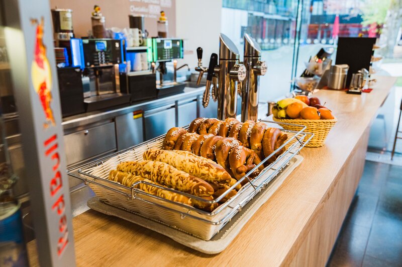 Brezen und Käsebrezen an der Selbstbedienungstheke der Cafeteria der HOK