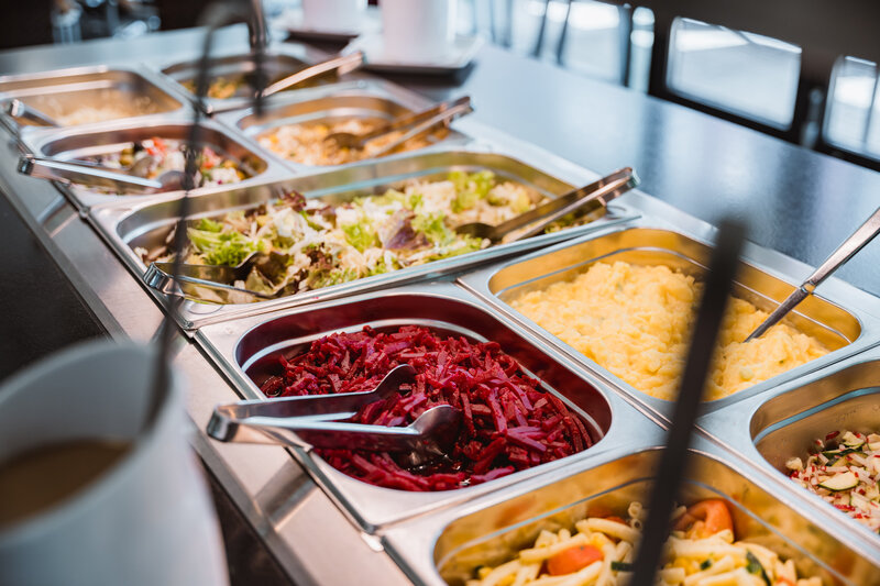 Frisches Buffet mit Salaten und warmen Speisen in der Mensa der HOK