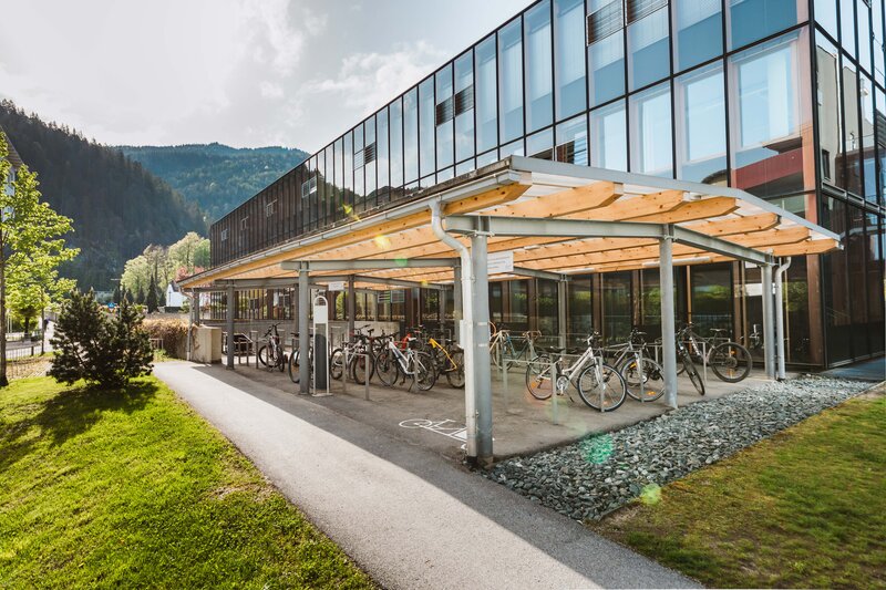 Überdachter Fahrradabstellplatz vor Glasfassade der HOK