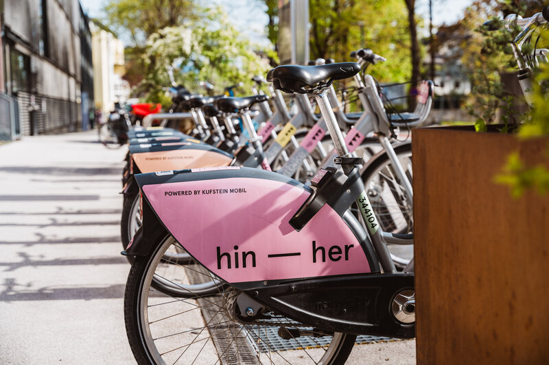 Leihräder von Kufstein mobil in Fahrradständern im Stadtgebiet