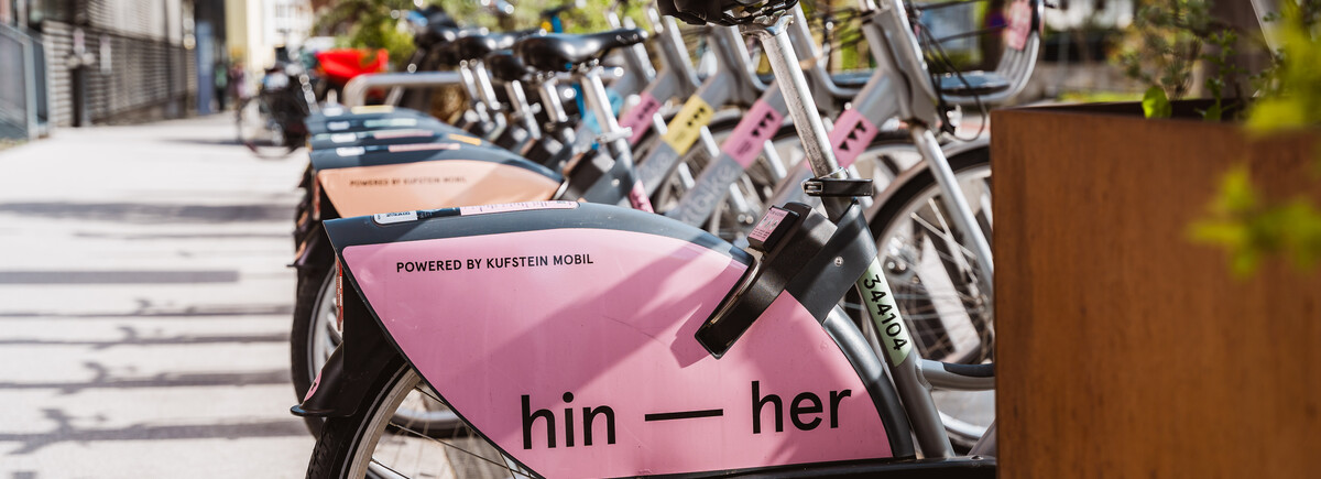 Leihräder von Kufstein mobil in Fahrradständern im Stadtgebiet