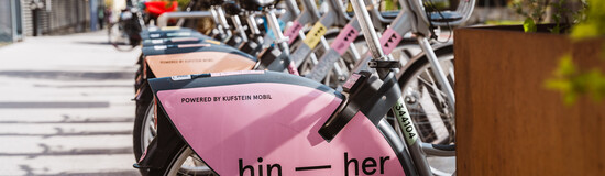 Leihräder von Kufstein mobil in Fahrradständern im Stadtgebiet