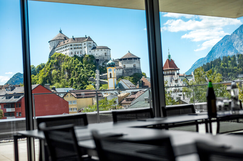 Blick aus einem Besprechungsraum er HOK auf die Festung und Stadt Kufstein
