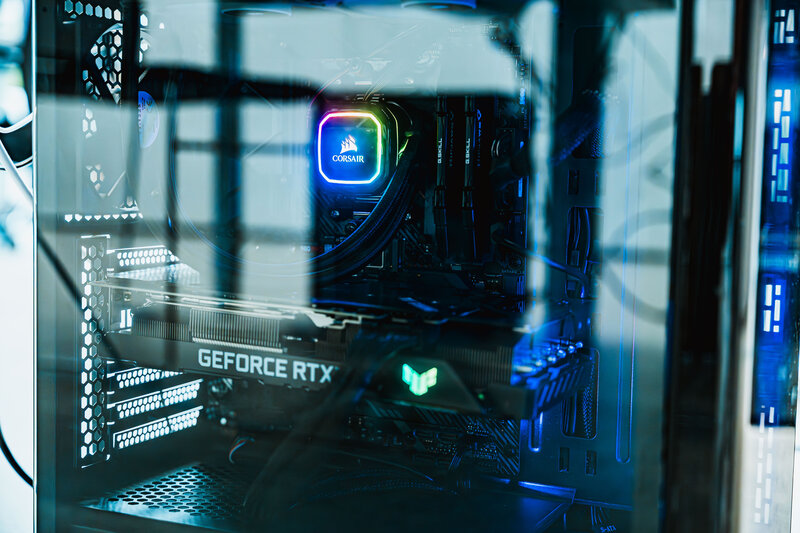 Leistungsstarker Computer mit GeForce-RTX-Grafikkarte und Corsair-Kühlung im Web Lab der HOK.