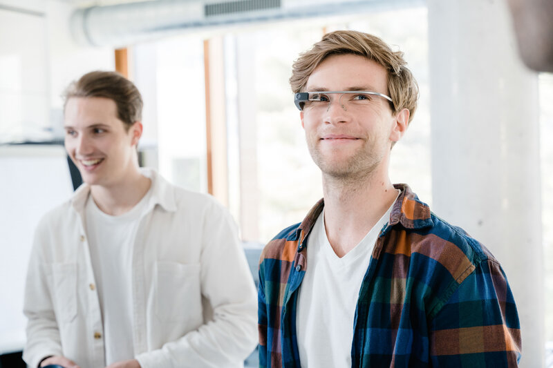 Zwei Studierende im Digital Experience Lab der HOK, einer trägt eine smarte Datenbrille.
