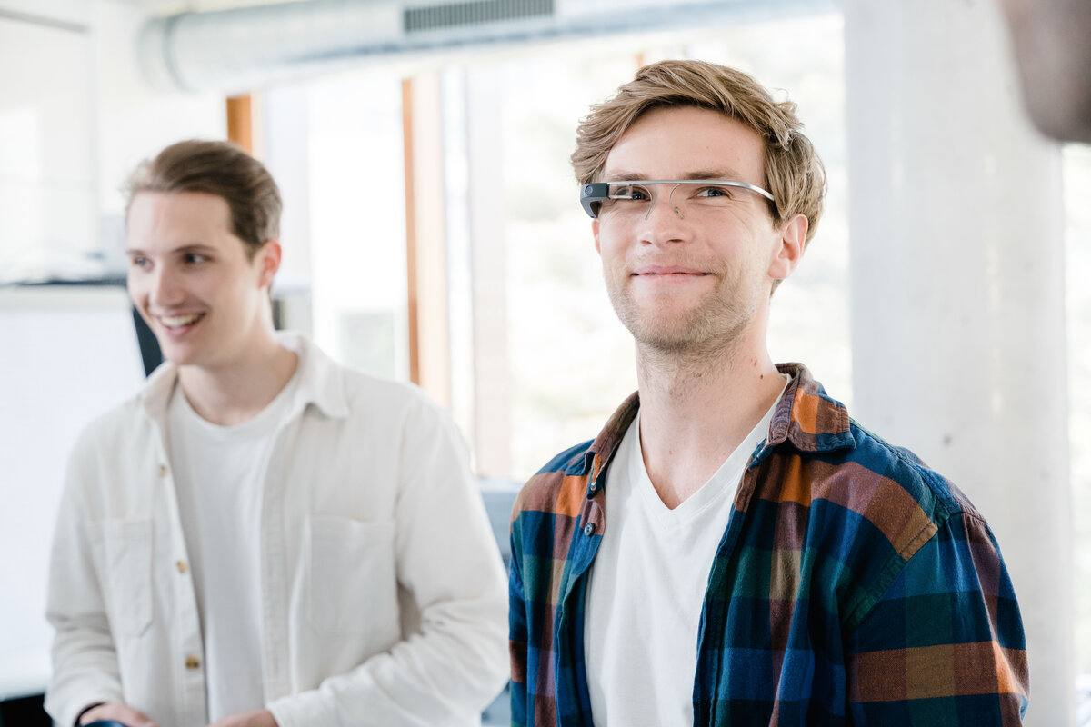 Zwei Studierende im Digital Experience Lab der HOK, einer trägt eine smarte Datenbrille.