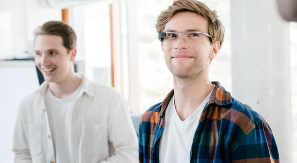 Zwei Studierende im Digital Experience Lab der HOK, einer trägt eine smarte Datenbrille.