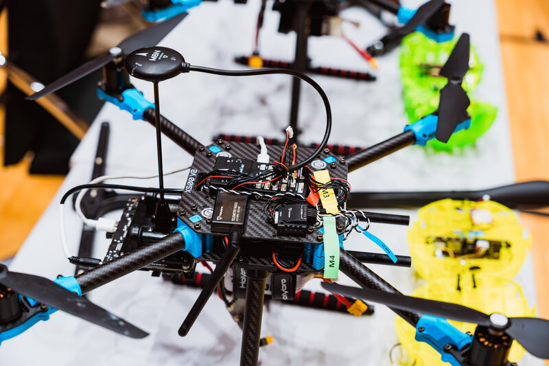 Detailansicht einer Forschungsdrohne mit Elektronik und Sensoren im Drone Lab der HOK.