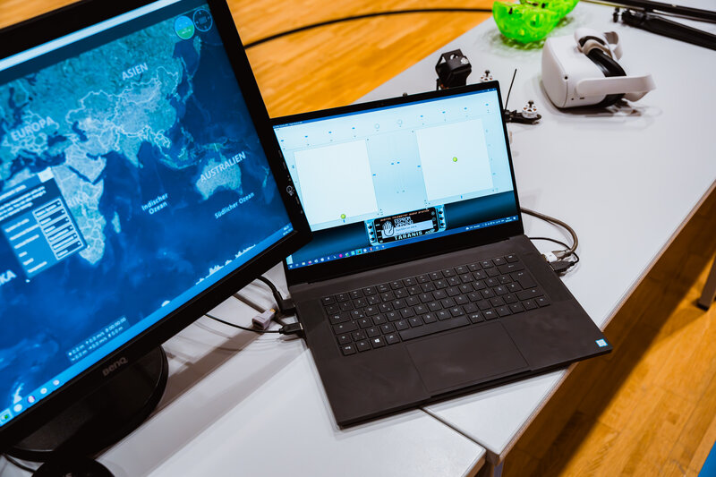 Steuerungsarbeitsplatz im Drone Lab der HOK mit Monitor, Laptop und Drohnen-Tracking-Software.