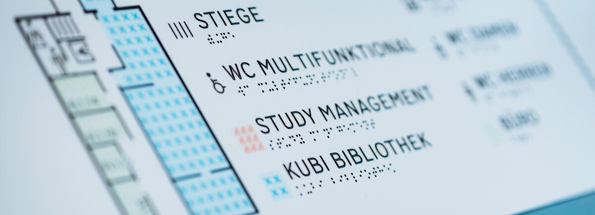 Tastbarer Orientierungsplan mit Brailleschrift und Gebäudekarte in der Hochschule