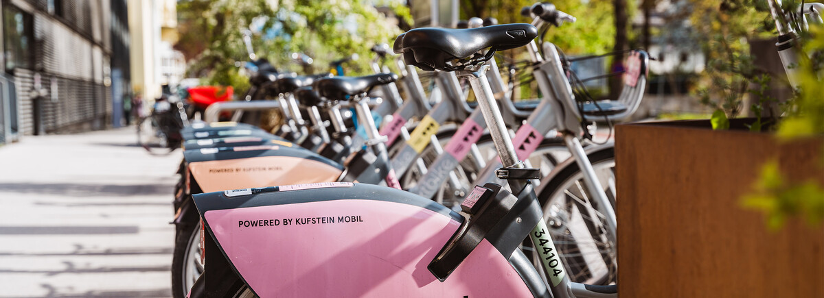 Leihräder von Kufstein mobil in Fahrradständern im Stadtgebiet