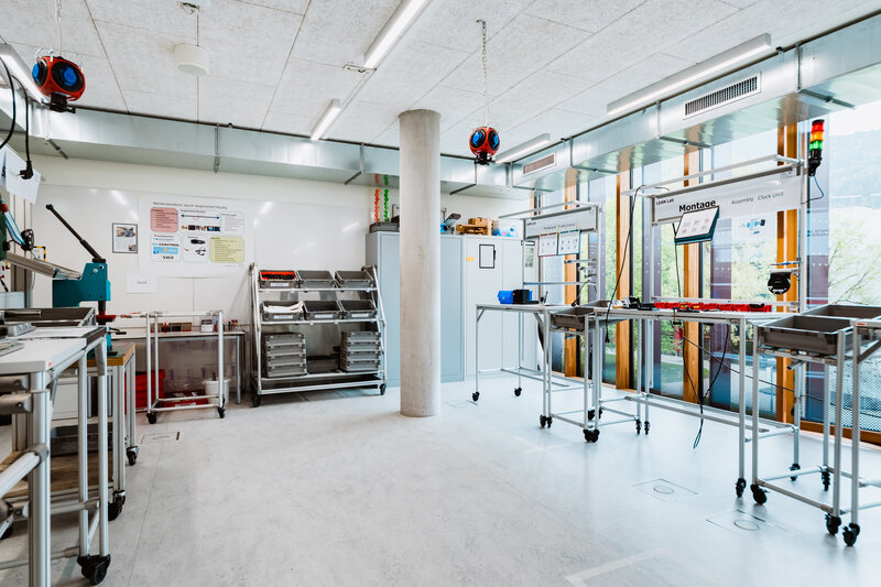 Blick in das Lean Lab der HOK mit modernen Arbeitsstationen, Montagelinien und Augmented-Reality-Tracking-Systemen.