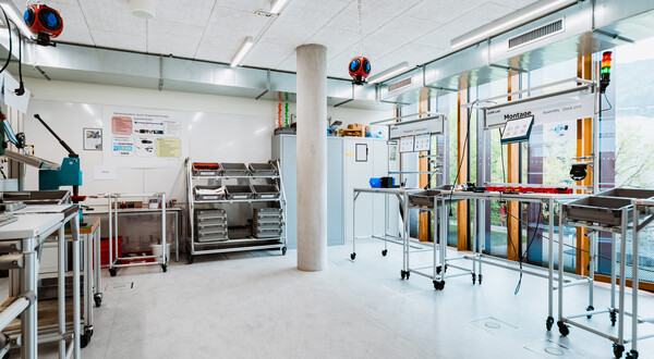 Blick in das Lean Lab der HOK mit modernen Arbeitsstationen, Montagelinien und Augmented-Reality-Tracking-Systemen.