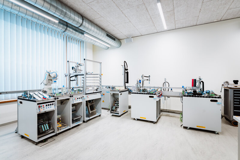 Automatisierte Fertigungsstraße mit Festo-Systemen im Labor der HOK.