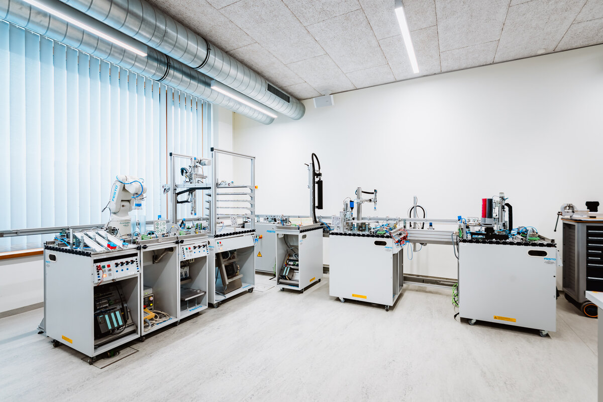 Automatisierte Fertigungsstraße mit Festo-Systemen im Labor der HOK.