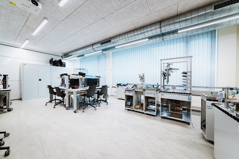 Übersicht über das Automation Lab der HOK mit Arbeitsplätzen und Automatisierungssystemen.