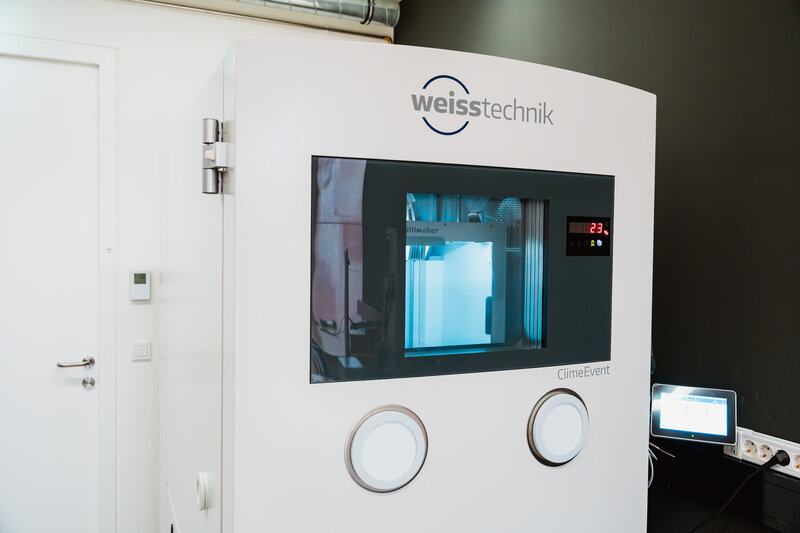 Klimakammer im Makers Lab der HOK wird zur Materialprüfung unter verschiedenen Temperaturbedingungen genutzt.