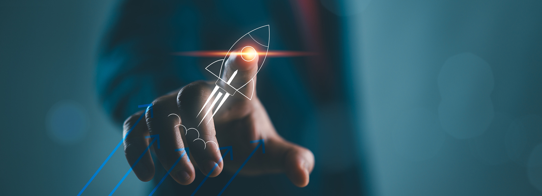 Finger zeigt auf ein leuchtendes Raketen-Symbol – steht für Innovation, Fortschritt und den Start neuer Projekte.