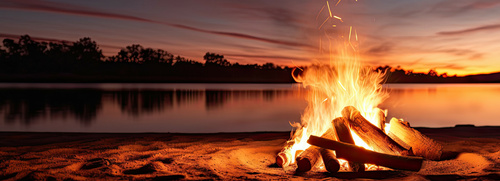 Lagerfeuer am See bei Sonnenuntergang als Symbol für Austausch, Inspiration und kreative Zusammenarbeit im Rahmen des InnoCamp an der HOK. | © AdobeStock.Thares2020 | KI-generiert