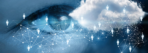 Symbolische Darstellung eines Auges mit digitalem Netzwerk und Cloud-Elementen – steht für künstliche Intelligenz, Datenanalyse und vernetzte Systeme. | © AdobeStock.natali_mis