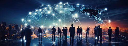 Silhouetten von Personen vor einer leuchtenden Weltkarte mit digitalen Linien – Symbol für globale Vernetzung, Kooperation und Austausch. | © AdobeStock.CreativeCanvas | KI-generiert